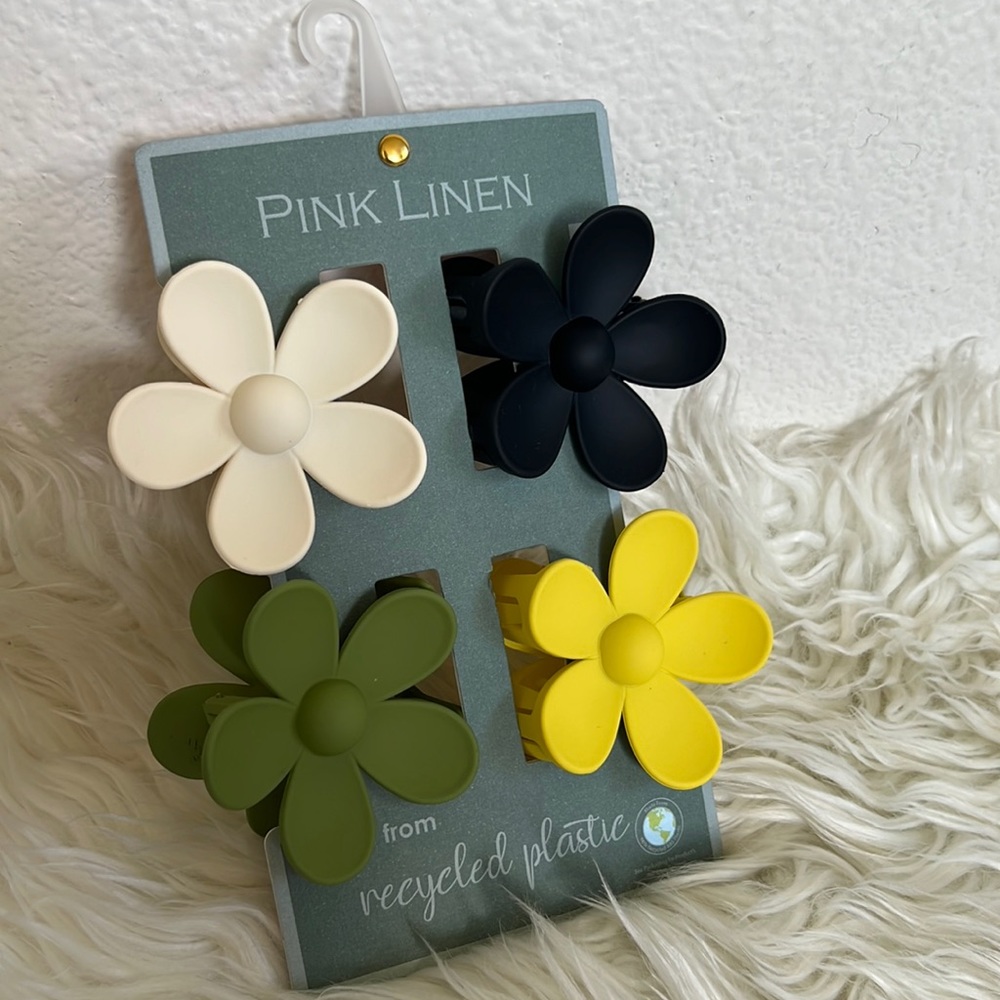 Free with $30 purchase: Flower hair clips bundle